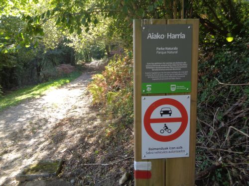 Acceso al Parque Natural Peñas de Aia.