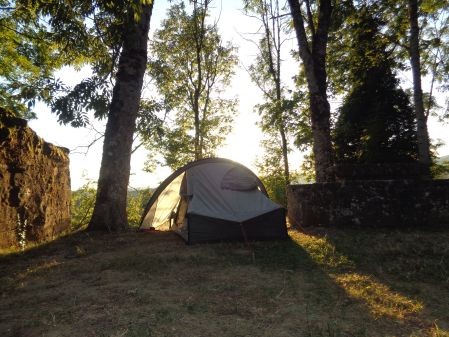 Campistas al atardecer preparados para pernoctar en el Pirineo navarro, cerca de Ochagavía.